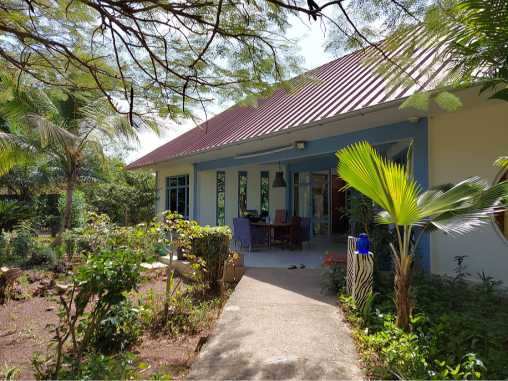 product-name:Ideal combi house, offices and workshop on 6000 m2 | Tujereng,supplier-name:Gamrealty Rea-estate
